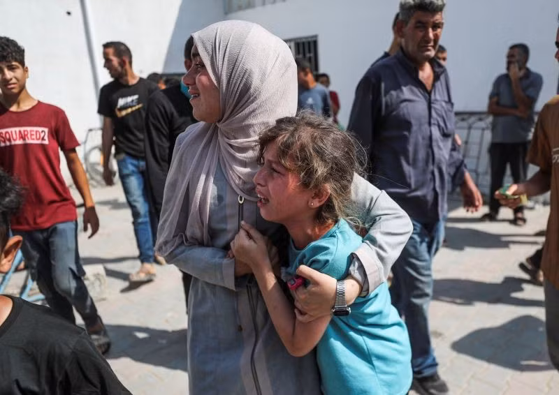 Người dân Palestine thương tiếc các nạn nhân thiệt mạng trong vụ không kích của Israel tại Gaza. (Ảnh: THX/TTXVN)