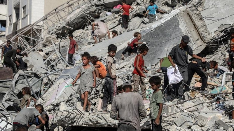 Người dân Palestine tại khu vực một tòa tháp bị phá hủy sau cuộc không kích của Israel vào thành phố Gaza ngày 6/9/2025. (Ảnh: XINHUA).