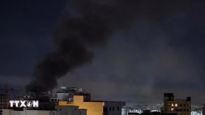 Khói bốc lên sau các vụ không kích của Israel xuống thủ đô Tehran, Iran. (Ảnh: THX/TTXVN)