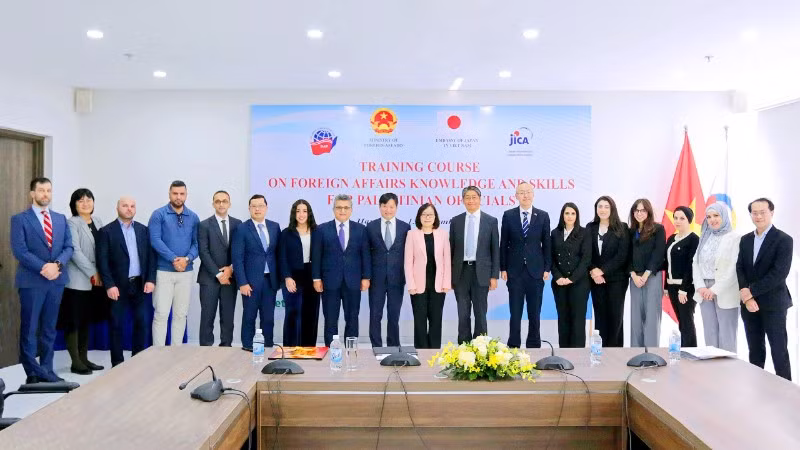 Lễ Khai giảng khóa học với sự tham dự của Đại sứ Palestine tại Việt Nam Saadi Salama, Đại sứ Nhật Bản tại Việt Nam Ito Naoki, Giám đốc Học viện Ngoại giao Nguyễn Hùng Sơn, Vụ trưởng Vụ Trung Đông-châu Phi Nguyễn Phương Trà, Trưởng đại diện Văn phòng JICA tại Việt Nam Kobayashi Yosuke, cùng các cán bộ Palestine tham dự khóa học. (Ảnh: JICA)
