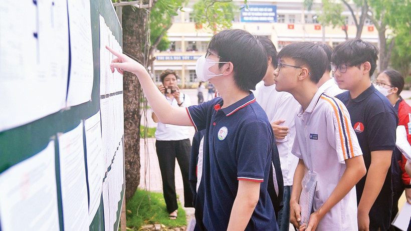 Học sinh xem sơ đồ phòng thi trước giờ thi vào lớp 10 trung học phổ thông.