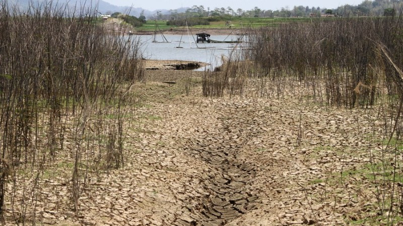 Hình ảnh lòng hồ chứa Gajah Mungkur khô cạn trong mùa khô ở làng Gebang, huyện Wonogiri, tỉnh Trung Java, Indonesia, ảnh chụp ngày 20/9/2023. (Nguồn: XINHUA)