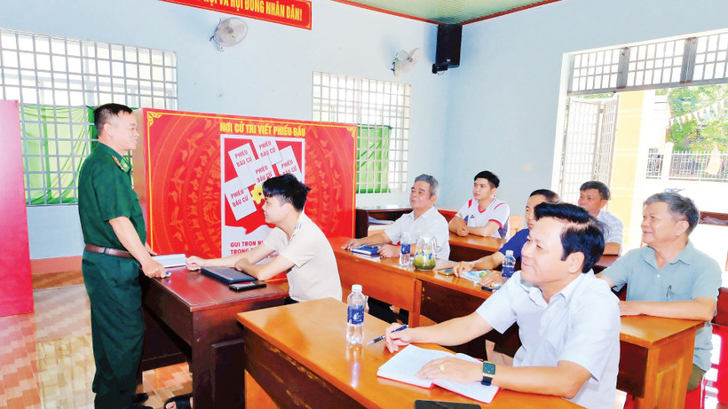 Đảng viên Đồn Biên phòng Hoàng Diệu tham gia sinh hoạt chi bộ tại ấp Bù Tam, xã Hưng Phước, tỉnh Đồng Nai.