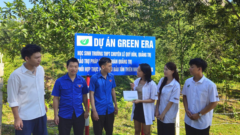 Bốn em trong nhóm Dự án Green Era trao tiền, phối hợp Đoàn Thanh niên Khu bảo tồn Thiên nhiên Đakrông chăm sóc vườn cây. (Ảnh: Quang Huy)