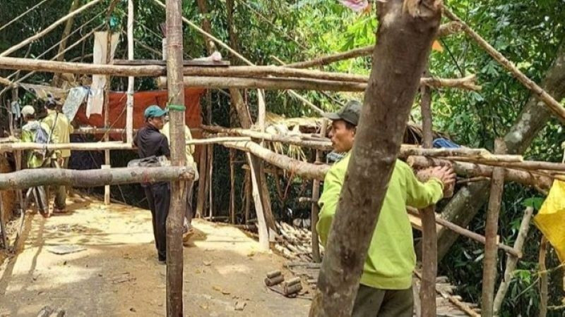 Lực lượng chức năng tháo dỡ lán trại của “vàng tặc” dựng trái phép giữa rừng phòng hộ. (Ảnh: cơ quan chức năng cung cấp)