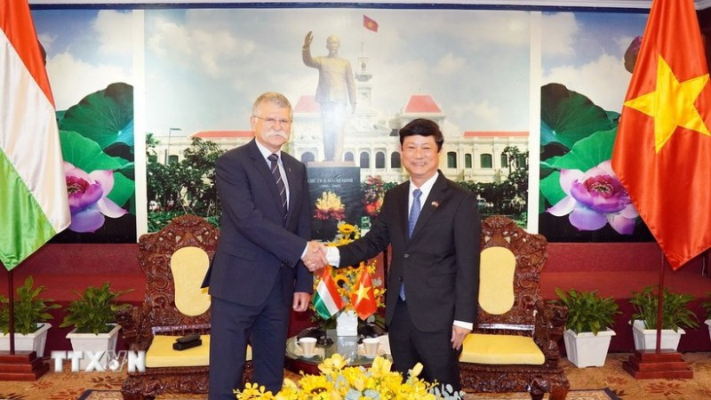 Phó Bí thư Thành ủy, Chủ tịch Hội đồng Nhân dân Thành phố Hồ Chí Minh Võ Văn Minh tiếp Chủ tịch Quốc hội Hungary Kover Laszlo. (Ảnh: TTXVN)