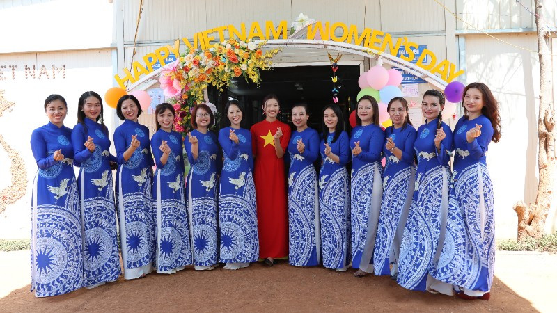 Các nữ quân nhân Bệnh viện dã chiến cấp 2 số 7 tại Phái bộ gìn giữ hòa bình Liên hợp quốc ở Nam Sudan trong tà áo dài truyền thống, chào mừng Ngày Phụ nữ Việt Nam 20/10. (Ảnh: TIẾN PHÚC)