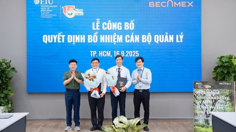 Chủ tịch Hội đồng EIU Nguyễn Tấn Lợi (ngoài cùng bên trái) và Hiệu trưởng EIU Ngô Minh Đức (ngoài cùng bên phải) trao quyết định cho Phó Giáo sư, Tiến sĩ Trần Tiến Khoa và Tiến sĩ Hồ Nhựt Quang.
