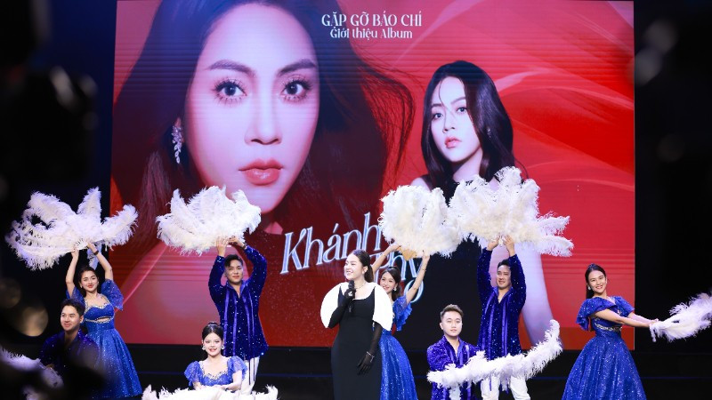Ca sĩ Khánh Thy biểu diễn tại lễ ra mắt album thứ hai của cô tại Đài Phát thanh và Truyền hình Hà Nội.