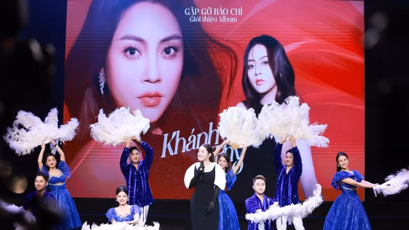 Ca sĩ Khánh Thy biểu diễn tại lễ ra mắt album thứ hai của cô tại Đài Phát thanh và Truyền hình Hà Nội.