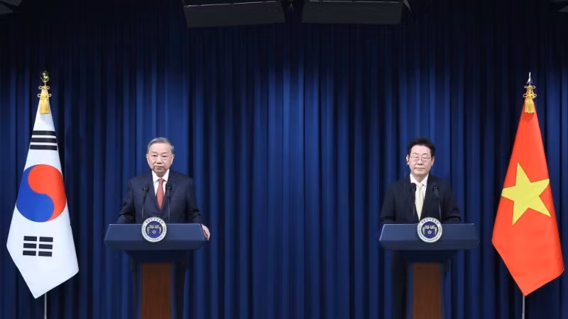 Tổng Bí thư Tô Lâm và Tổng thống Hàn Quốc Lee Jae Myung gặp gỡ báo chí. (Ảnh: Thống Nhất/TTXVN)