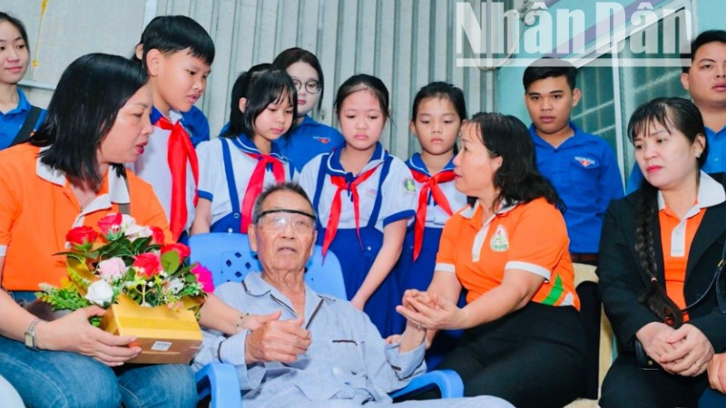 Ban Giám hiệu Trường tiểu học Phùng Ngọc Liêm (Cà Mau) đến thăm, tặng quà tri ân ông Ngô Văn Tây, thương binh hạng 3/4 tại phường Bạc Liêu.