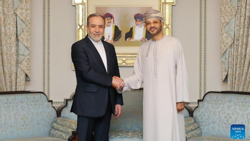 Ngoại trưởng Oman Sayyid Badr bin Hamad bin Hamood Albusaidi (bên phải) gặp Ngoại trưởng Iran Seyed Abbas Araghchi tại Muscat, Oman, ngày 6/2/2026. (Ảnh: XINHUA)