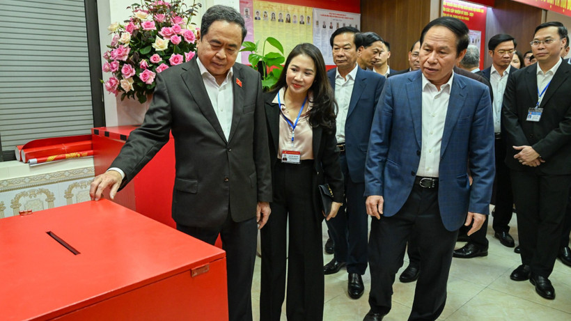 Chủ tịch Quốc hội Trần Thanh Mẫn, Chủ tịch Hội đồng Bầu cử Quốc gia kiểm tra công tác bầu cử tại phường Hải An, thành phố Hải Phòng. (Ảnh: DUY LINH)