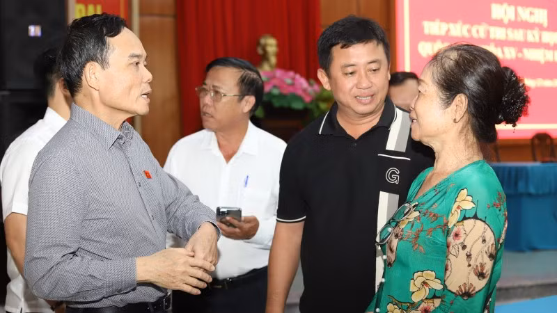 Đồng chí Trần Lưu Quang trao đổi với cử tri tại buổi tiếp xúc. (Ảnh: Ngô Tùng)