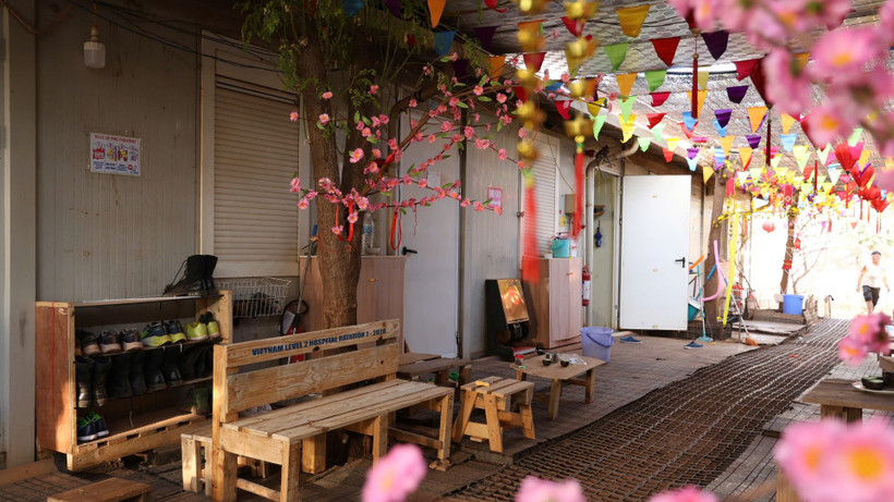 Một góc nhỏ tại khu nhà ở của Bệnh viện dã chiến cấp 2 số 7 Việt Nam tại Phái bộ gìn giữ hòa bình Liên hợp quốc ở Nam Sudan được trang trí chào đón năm mới và Tết Nguyên đán Bính Ngọ 2026. (Ảnh: TIẾN PHÚC)