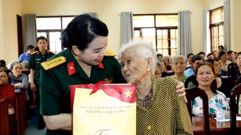 Đại tá Nguyễn Thị Thu Hiền - Trưởng ban Phụ nữ Quân đội tặng quà Mẹ Việt Nam Anh hùng Võ Thị Hường, xã Tam Ngãi, tỉnh Vĩnh Long.
