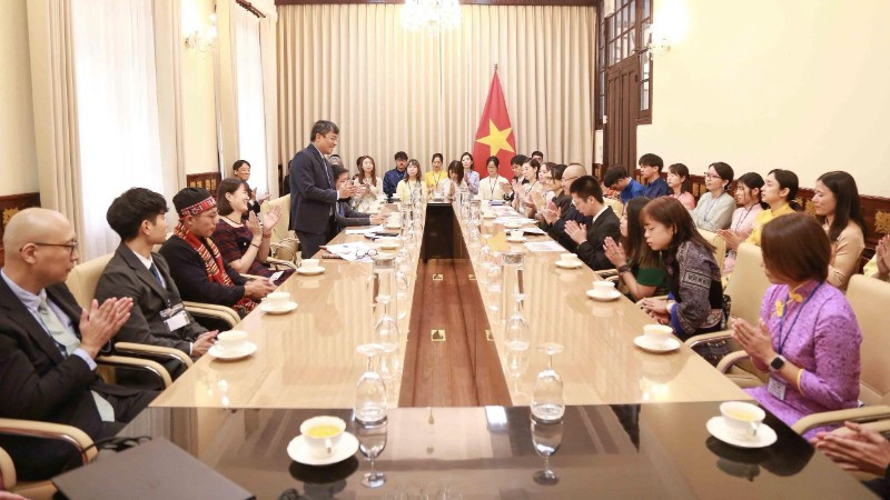 Các tình nguyện viên JICA tới chào xã giao Thứ trưởng Ngoại giao Nguyễn Minh Vũ. (Ảnh: TRUNG HIẾU)