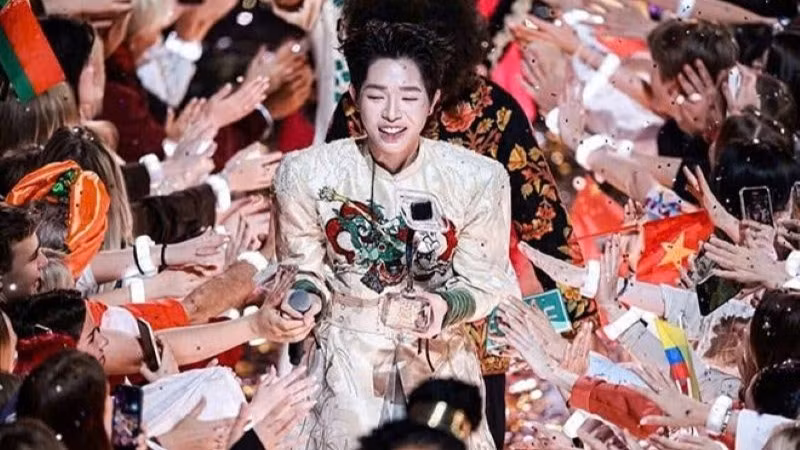 Đức Phúc hạnh phúc trong cuộc thi Intervision 2025 tổ chức tại Nga. (Ảnh Nhân vật cung cấp)