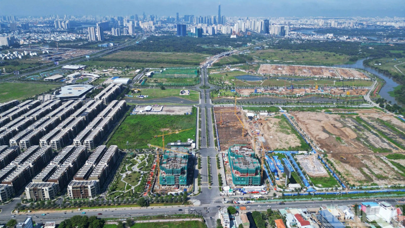 Sau hơn 1 năm thi công, đoạn đường Liên Phường dài 660m kết nối với trục chính vào Khu liên hợp thể dục thể thao Rạch Chiếc đã thi công gần như hoàn thiện các hạng mục chính.