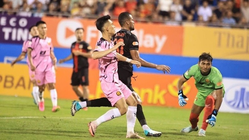 Các cầu thủ Ninh Bình (áo tím đen) thắng đậm Đông Á Thanh Hóa 4-0 (Ảnh NBFC).