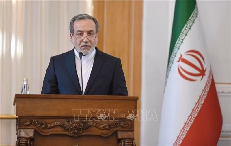 Ngoại trưởng Iran Abbas Araghchi phát biểu tại cuộc họp báo ở Tehran. (Ảnh: THX/TTXVN)