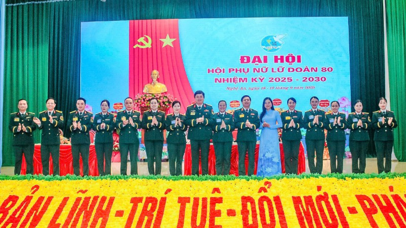 Các đại biểu chụp ảnh lưu niệm tại Đại hội Hội phụ nữ Lữ đoàn 80 nhiệm kỳ 2025-2030.