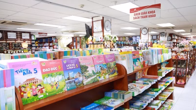 Việc xã hội hóa đã mang lại sự phong phú về tài liệu học tập, giúp giáo viên và nhà trường có thêm lựa chọn, đồng thời thúc đẩy sự sáng tạo và đổi mới trong phương pháp giảng dạy. (Ảnh: QUỲNH NGUYỄN)