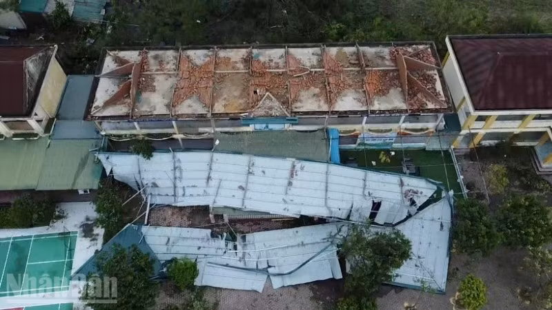 Trường trung học sơ sở Hoa Liên bị bão số 5 gây hư hại nghiêm trọng.