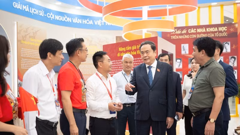 Chủ tịch Quốc hội Trần Thanh Mẫn kiểm tra công tác chuẩn bị Triển lãm “Lịch sử và Sứ mệnh Quốc hội Việt Nam”. (Ảnh: DUY LINH)