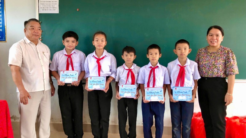 Đại diện Hội Hỗ trợ gia đình liệt sĩ trao quà cho học sinh khó khăn.
