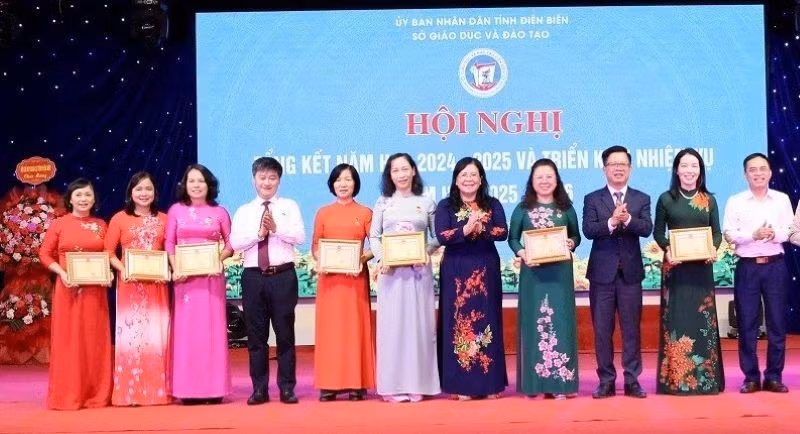 Các đồng chí lãnh đạo tỉnh Điện biên trao Kỷ niệm chương “Vì sự nghiệp xây dựng và phát triển tỉnh Điện Biên” năm 2025 cho các cá nhân có nhiều đóng góp xây dựng tỉnh Điện Biên.