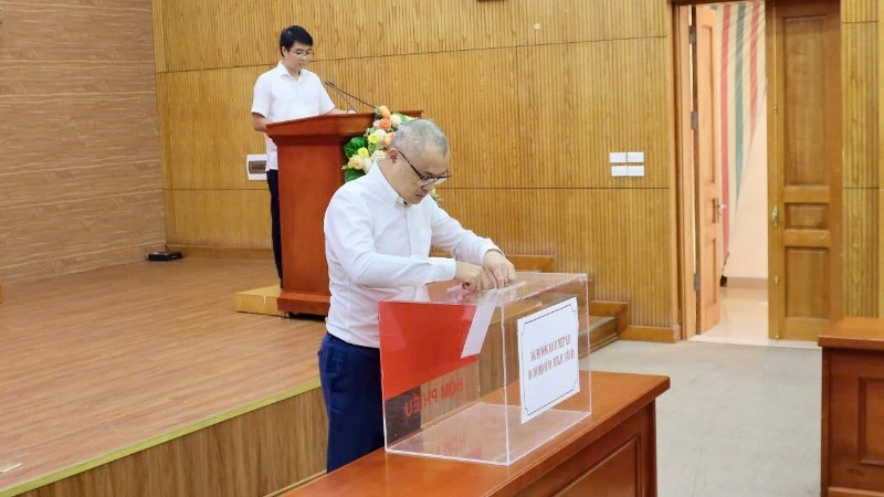 Đồng chí Phạm Đại Dương cùng toàn thể cán bộ, công chức, viên chức, người lao động Ban Chính sách, chiến lược Trung ương chia sẻ với đồng bào bị thiệt hại do bão lũ.