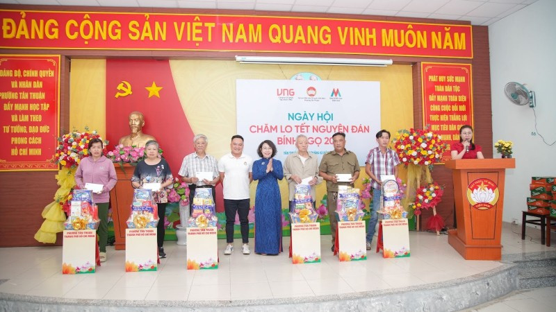 Ban tổ chức đã trao 67 phần quà Tết đến các hộ dân thuộc nhóm người cao tuổi neo đơn, gia đình chính sách và đồng bào dân tộc thiểu số có hoàn cảnh khó khăn đang sinh sống trên địa bàn phường Tân Thuận.