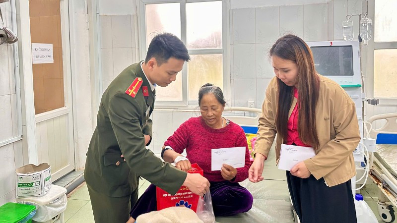 Các kiều bào Việt Nam ở nước ngoài phối hợp Phòng An ninh điều tra - Công an tỉnh Quảng Trị trao quà Tết, động viên tinh thần các bệnh nhân tại Bệnh viện đa khoa Lệ Thủy, tỉnh Quảng Trị.