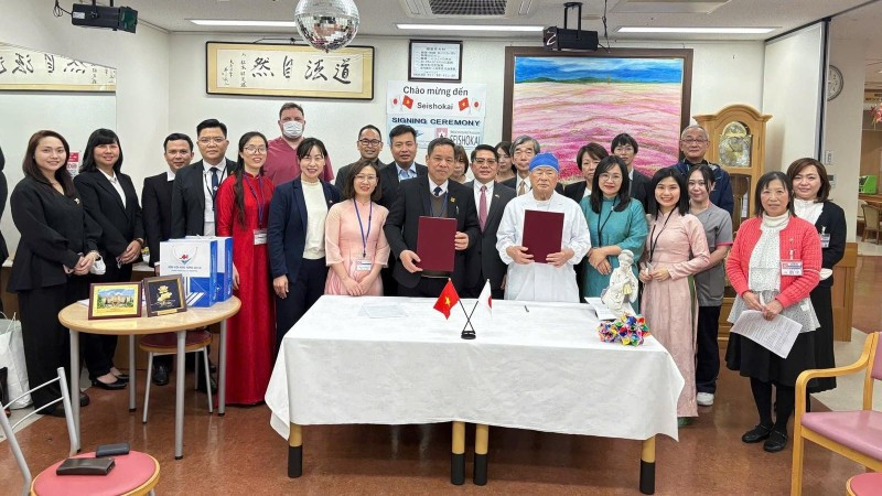 Các đại biểu chụp ảnh lưu niệm tại Lễ ký kết thỏa thuận hợp tác. (Ảnh: Tổng Lãnh sự quán Việt Nam tại Osaka)