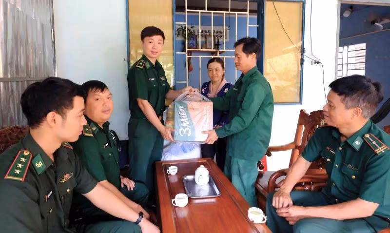 Cán bộ Đồn Biên phòng Đắk Ơ thăm hỏi, động viên gia đình khó khăn được đơn vị tặng bò giống để phát triển kinh tế gia đình.