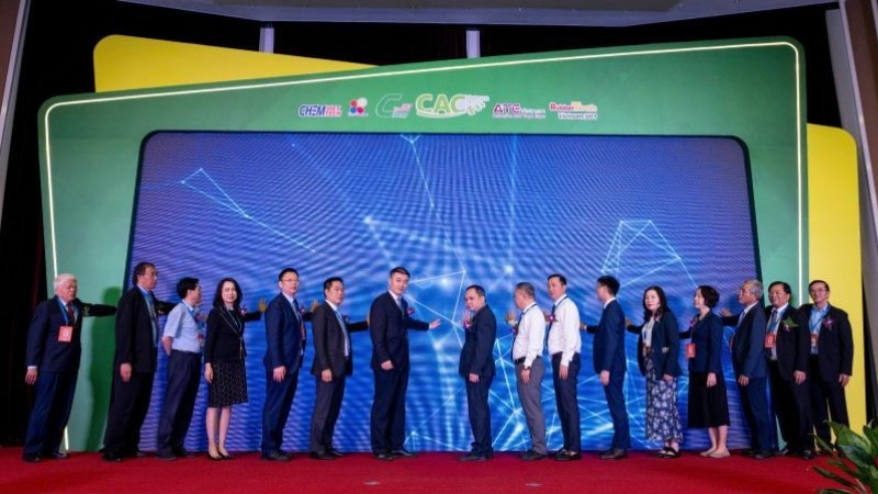 Các đại biểu thực hiện nghi thức khai mạc triển lãm.