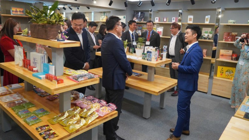 Vietnam House là trung tâm xúc tiến thương mại đầu tiên của Việt Nam tại Nhật Bản, đóng vai trò là cầu nối quan trọng giúp doanh nghiệp Việt Nam tiếp cận và thâm nhập sâu hơn vào thị trường Nhật Bản.