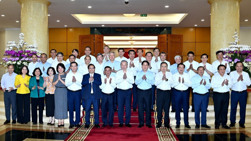 Tổng Bí thư Tô Lâm và các đồng chí lãnh đạo Đảng, Nhà nước với Ban Thường vụ Đảng ủy các cơ quan Đảng Trung ương. (Ảnh: ĐĂNG KHOA)