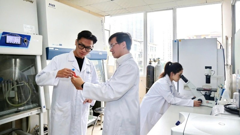 Hướng dẫn sinh viên Trường đại học Khoa học và Công nghệ Hà Nội (Viện Hàn lâm Khoa học và Công nghệ Việt Nam) nghiên cứu các đề tài khoa học có tính ứng dụng cao trong thực tiễn. (Ảnh: USTH)