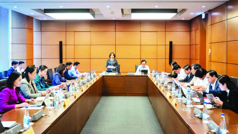 Đại biểu Quốc hội thành phố Đà Nẵng và các tỉnh Cao Bằng, Tuyên Quang thảo luận tại tổ. (Ảnh: ĐĂNG ANH)