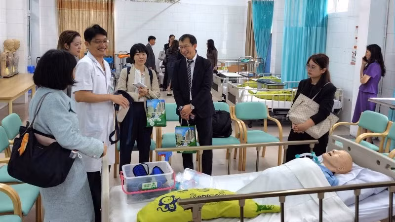 Các đại biểu tham quan phòng thực hành chăm sóc người cao tuổi tại Trường cao đẳng Y tế Bạch Mai. (Ảnh: JICA)