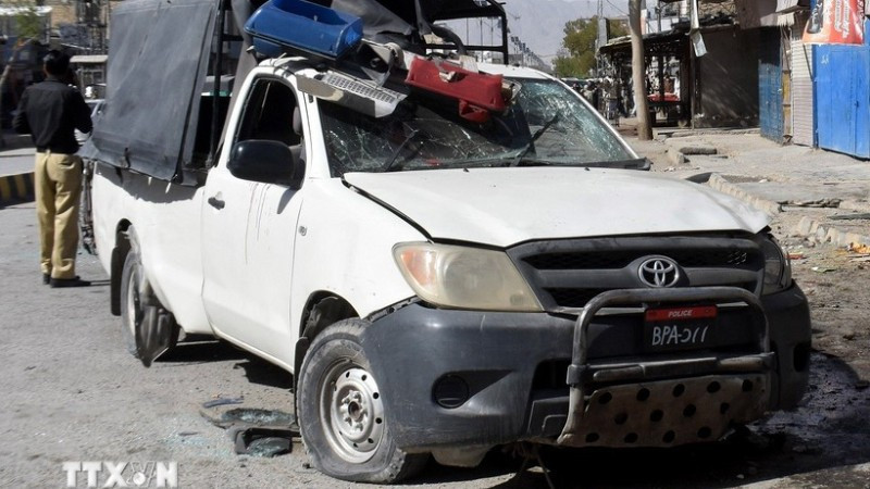 Xe cảnh sát bị hư hại trong một vụ đánh bom ở Quetta, Pakistan ngày 27/3/2025. (Ảnh: THX/TTXVN)
