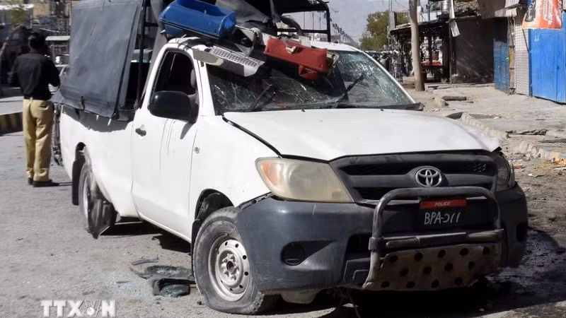 Xe cảnh sát bị hư hại trong một vụ đánh bom ở Quetta, Pakistan ngày 27/3/2025. (Ảnh: THX/TTXVN)