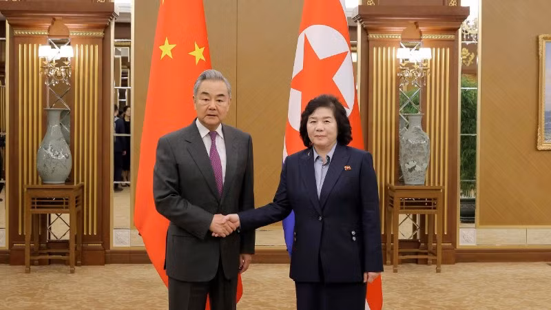 Bộ trưởng Ngoại giao Trung Quốc Vương Nghị (trái) và Bộ trưởng Ngoại giao Triều Tiên Choe Son-hui tại cuộc gặp ở Bình Nhưỡng, ngày 9/4/2026. (Ảnh: Yonhap/TTXVN)