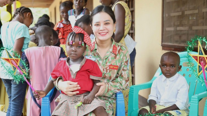 Thành viên Tổ công tác Bộ Quốc phòng Việt Nam tại Phái bộ Gìn giữ hòa bình Liên hợp quốc ở Cộng hòa Trung Phi đưa không khí Trung thu tới các em nhỏ ở Bangui.