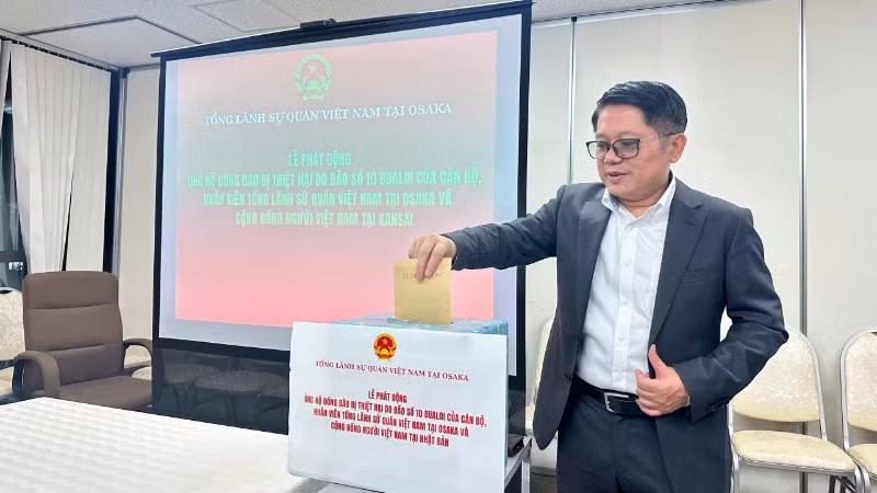Ông Ngô Trịnh Hà - Tổng Lãnh sự Việt Nam tại Osaka (Nhật Bản) phát động quyên góp ủng hộ đồng bào trong nước bị ảnh hưởng bởi cơn bão số 10.