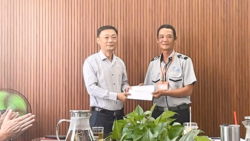 Trưởng Ban Quản lý bán đảo Sơn Trà và các bãi biển du lịch Đà Nẵng Nguyễn Đức Vũ biểu dương và khen thưởng đột xuất cho anh Phan Thanh Trinh, Tổ trưởng Tổ công tác số 2. (Ảnh: HT)