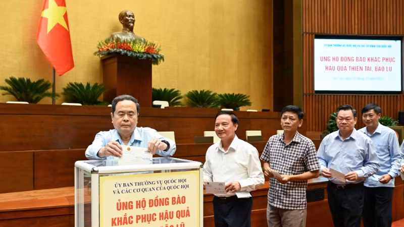 Chủ tịch Quốc hội Trần Thanh Mẫn ủng hộ đồng bào khắc phục hậu quả thiên tai, lũ lụt. (Ảnh: DUY LINH)